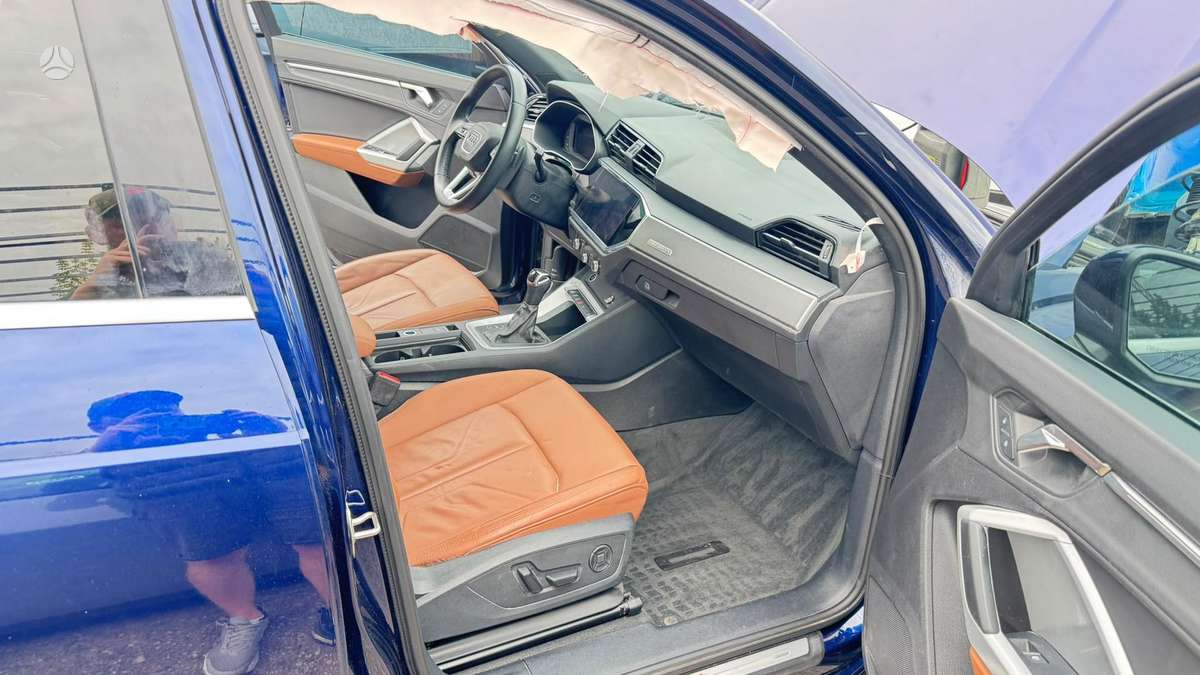 Audi Q3, 2.0 l., off-road / crossover