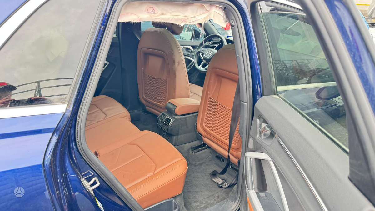 Audi Q3, 2.0 l., off-road / crossover
