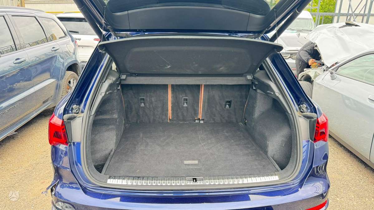 Audi Q3, 2.0 l., off-road / crossover
