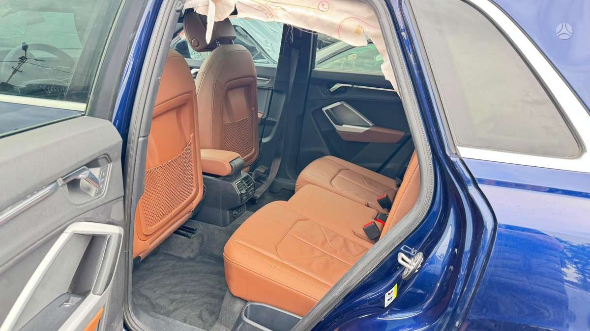 Audi Q3, 2.0 l., off-road / crossover