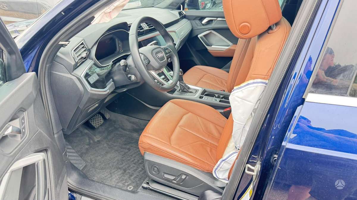 Audi Q3, 2.0 l., off-road / crossover