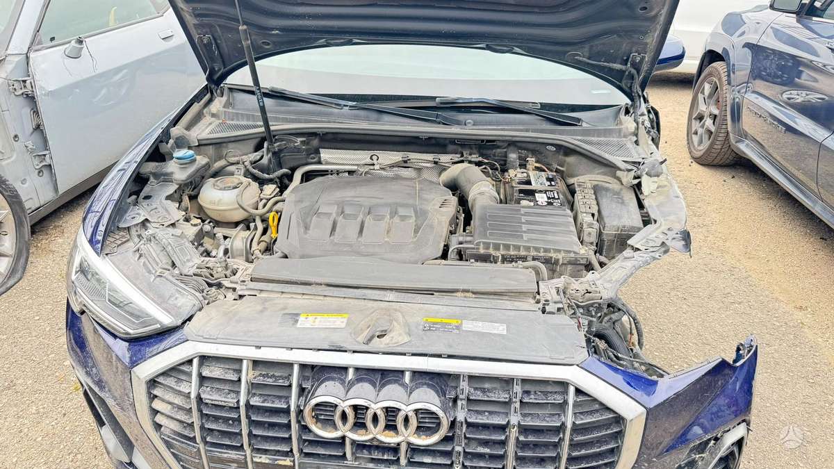 Audi Q3, 2.0 l., off-road / crossover