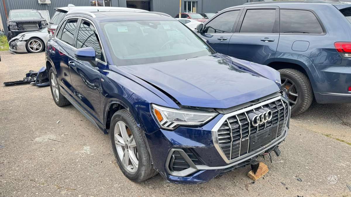 Audi Q3, 2.0 l., off-road / crossover