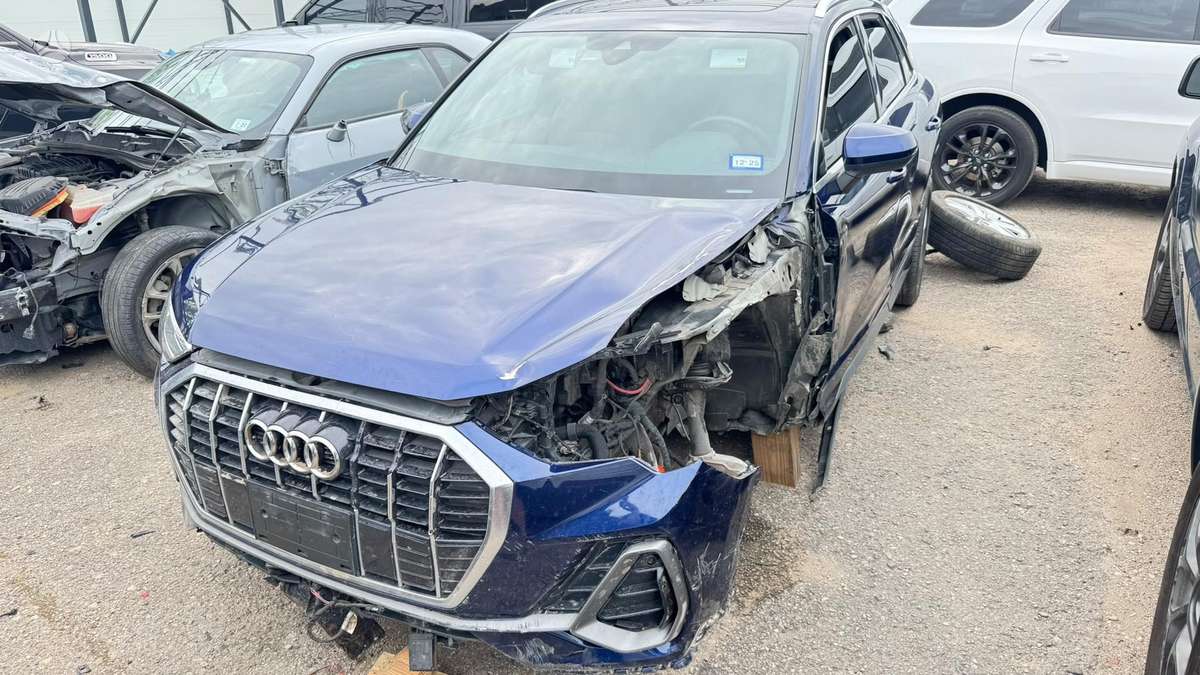 Audi Q3, 2.0 l., off-road / crossover