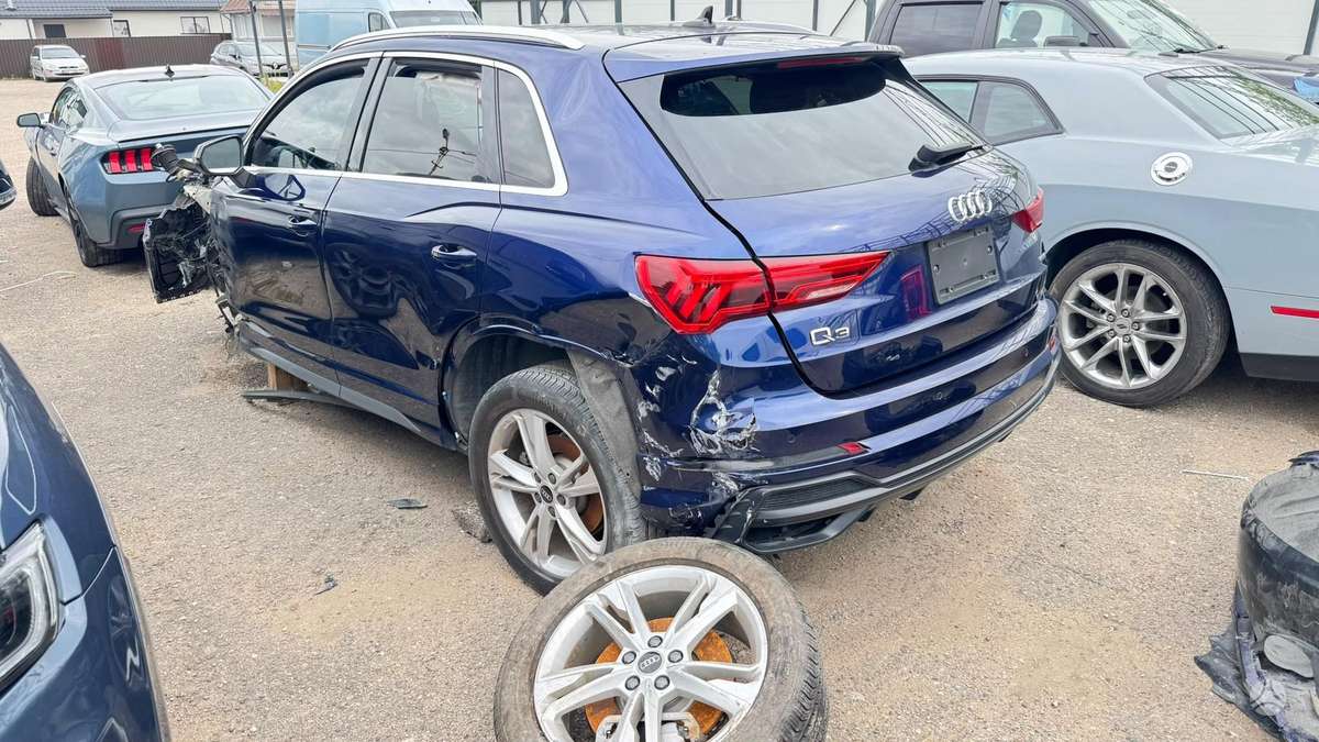 Audi Q3, 2.0 l., off-road / crossover