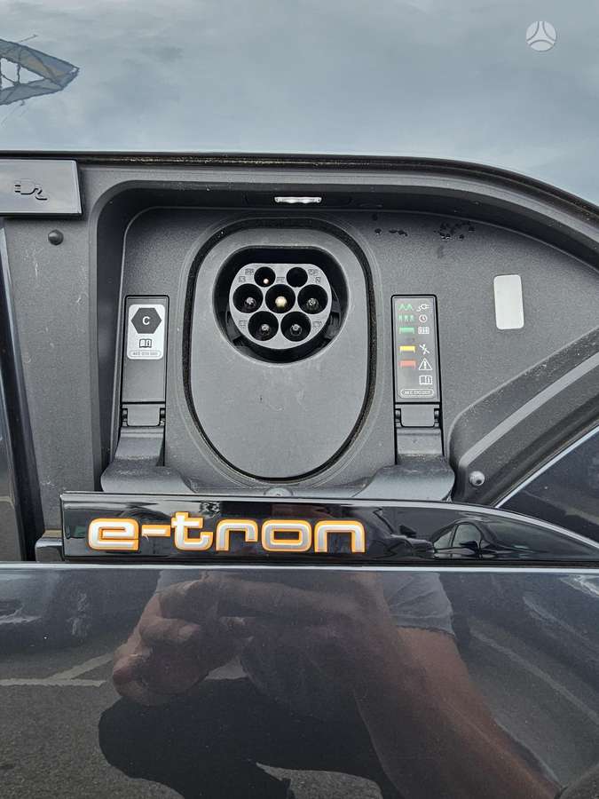 Audi e-tron, 95 kWh, off-road / crossover