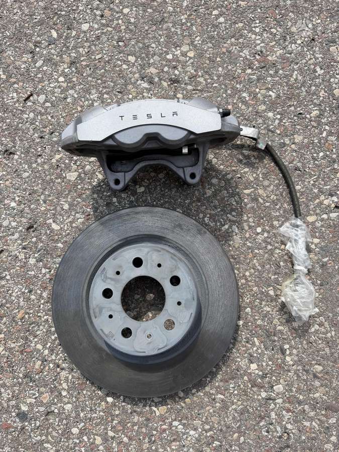 Tesla Model 3 važiuoklės, transmisijos dalys