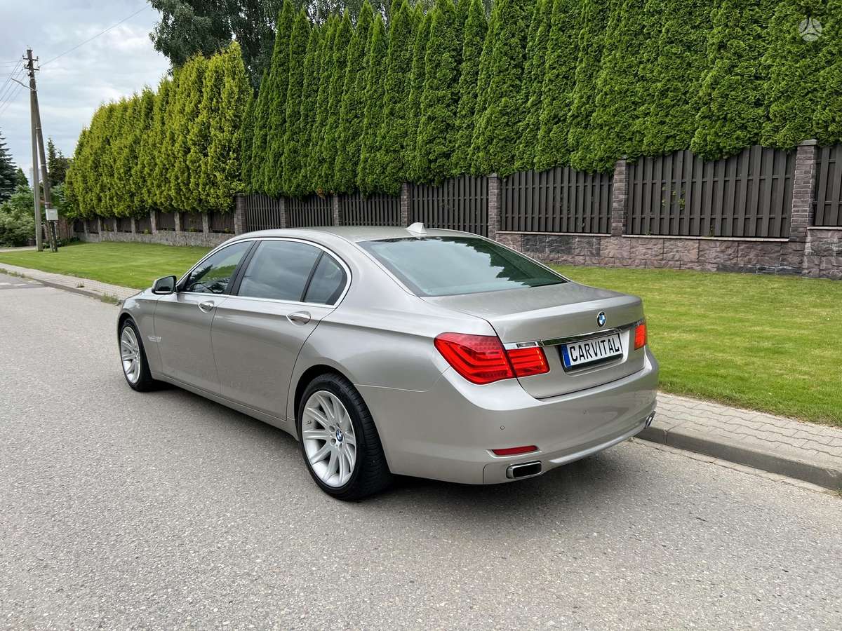 BMW 750, 4.4 l., Седан