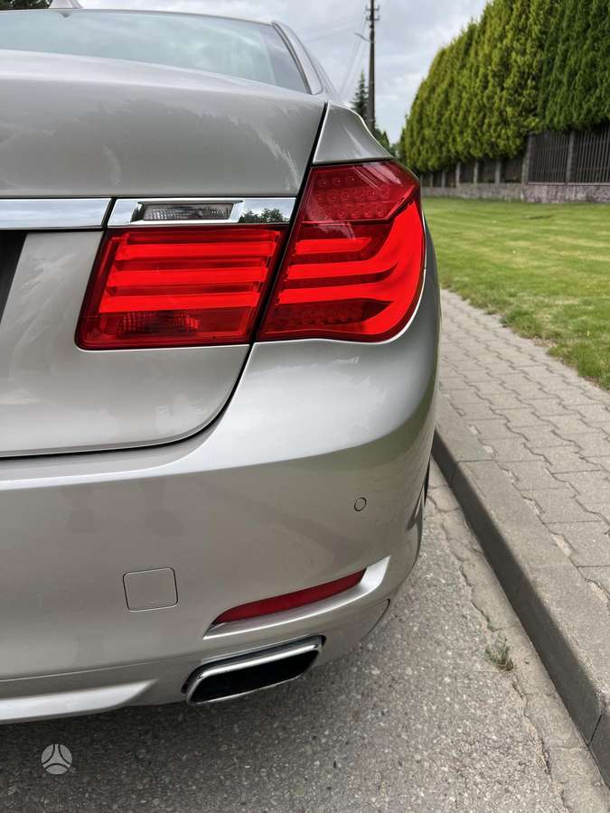 BMW 750, 4.4 l., Седан