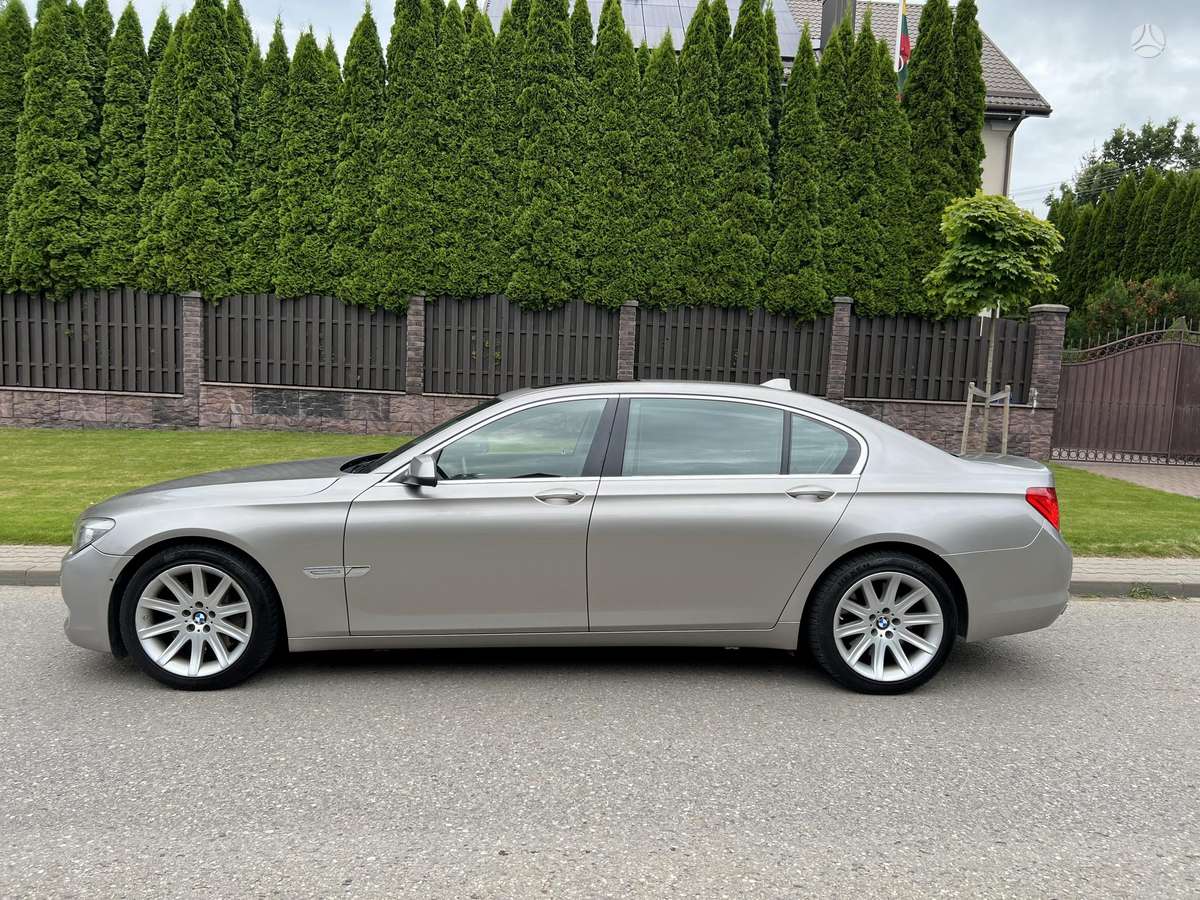 BMW 750, 4.4 l., Седан