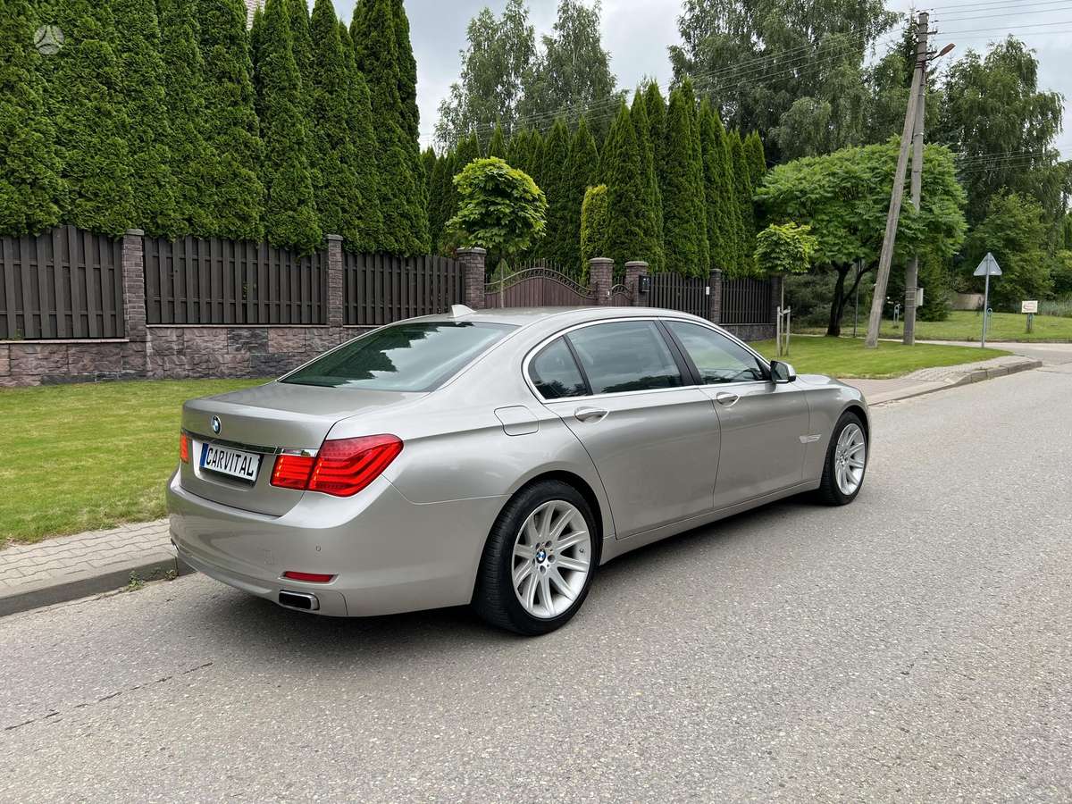 BMW 750, 4.4 l., Седан