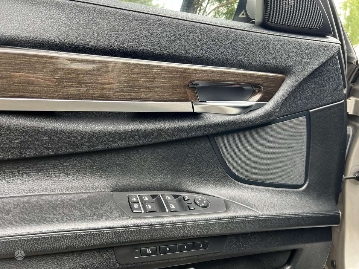 BMW 750, 4.4 l., Седан