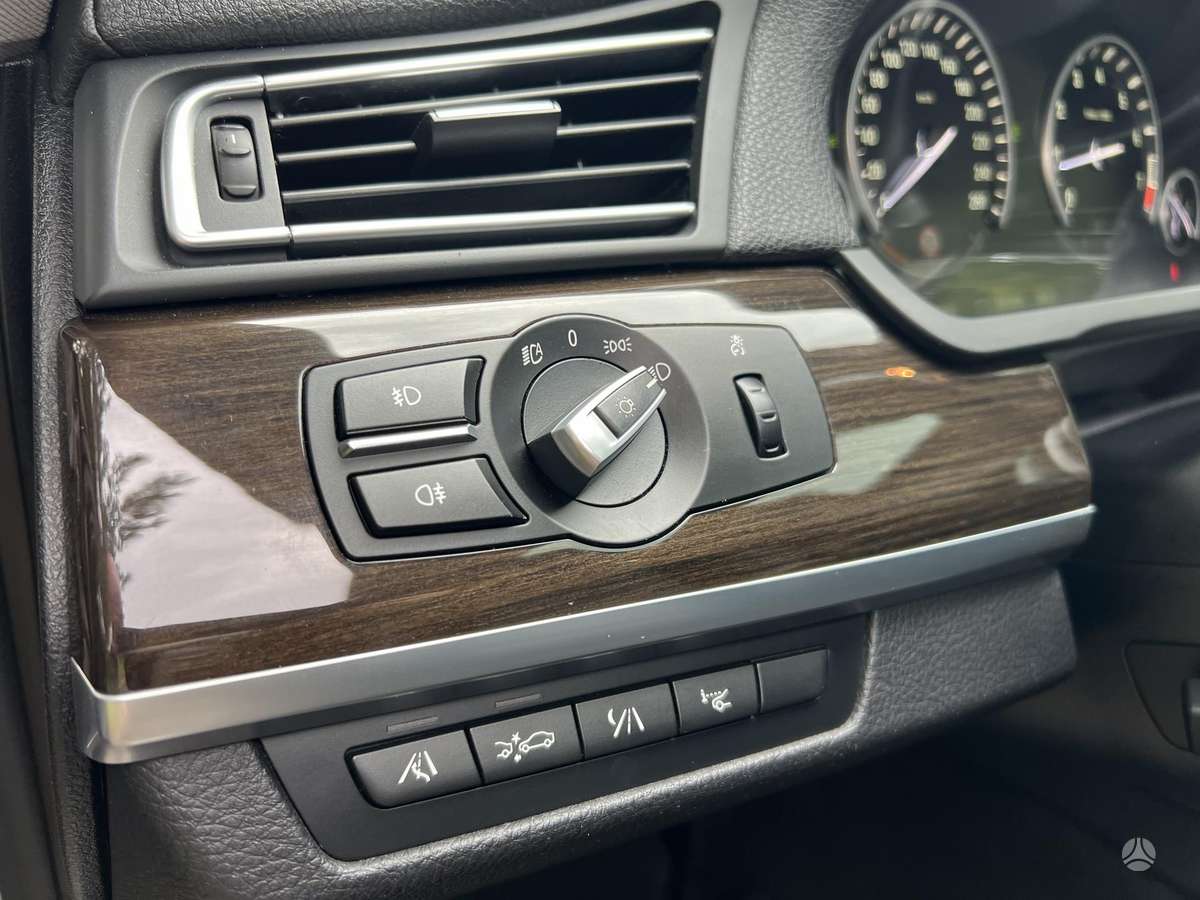 BMW 750, 4.4 l., Седан