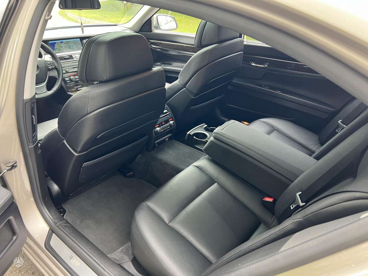 BMW 750, 4.4 l., Седан