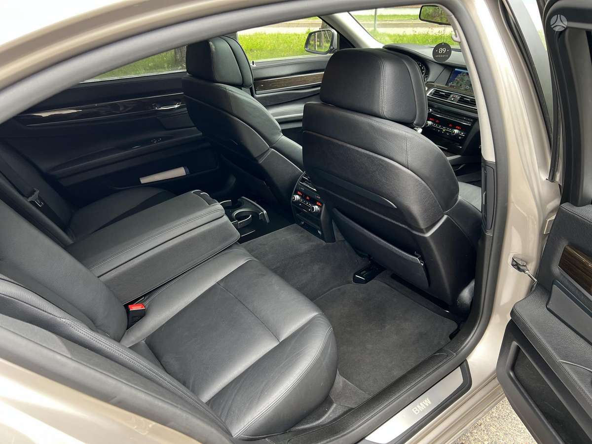 BMW 750, 4.4 l., Седан