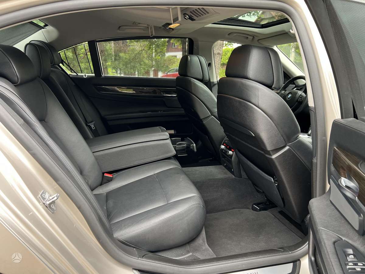 BMW 750, 4.4 l., Седан