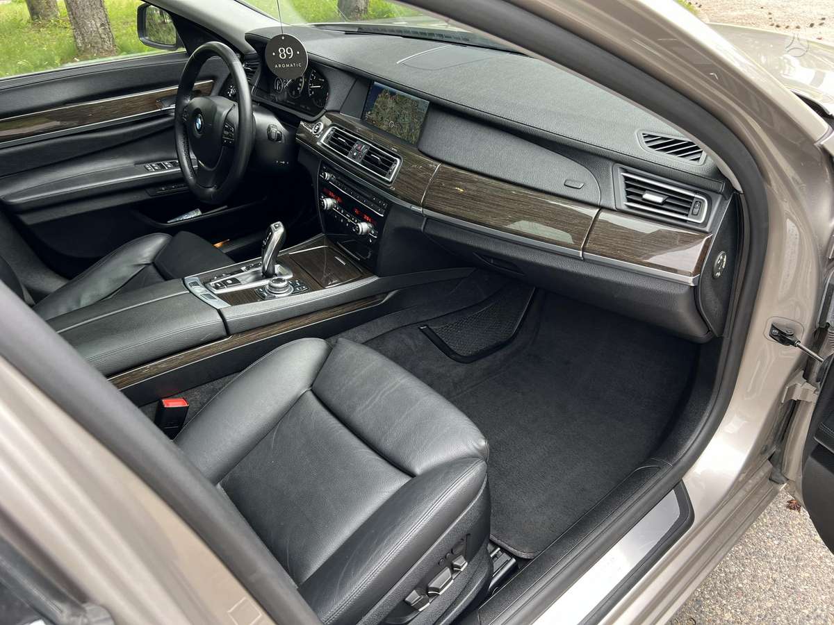 BMW 750, 4.4 l., Седан