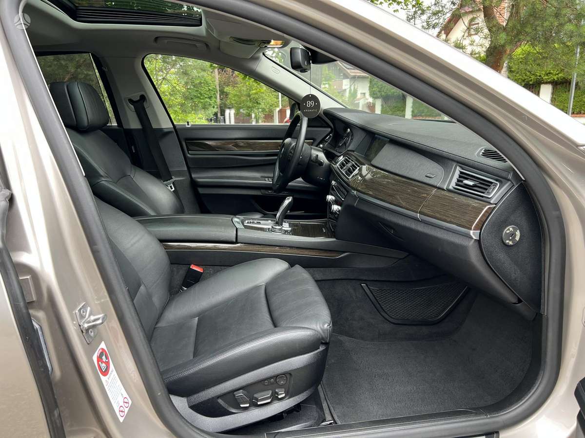 BMW 750, 4.4 l., Седан