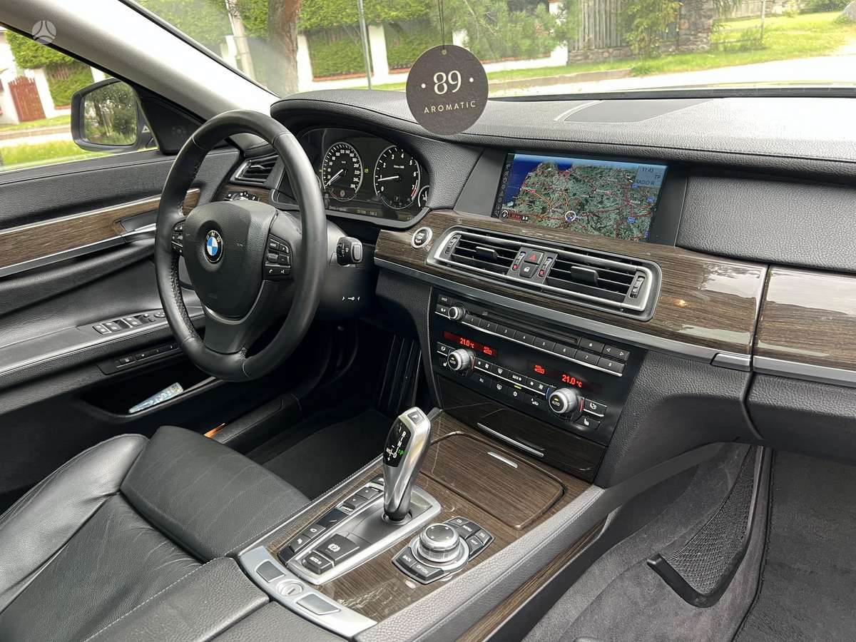 BMW 750, 4.4 l., Седан