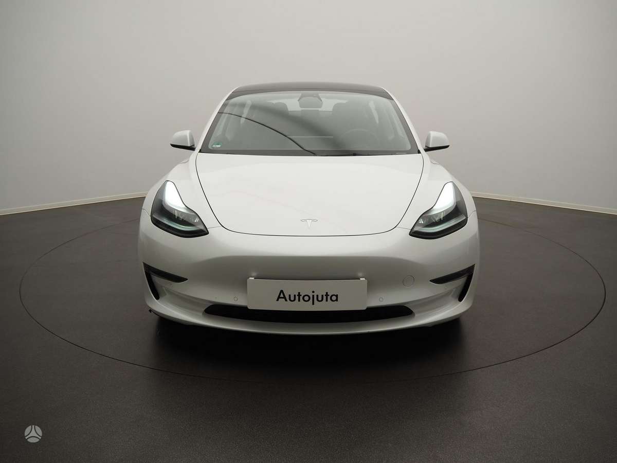 Tesla Model 3, Седан