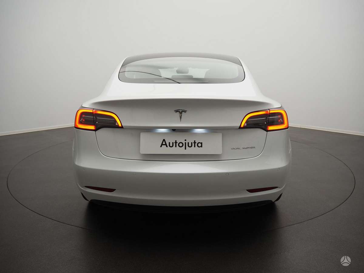 Tesla Model 3, sedanas