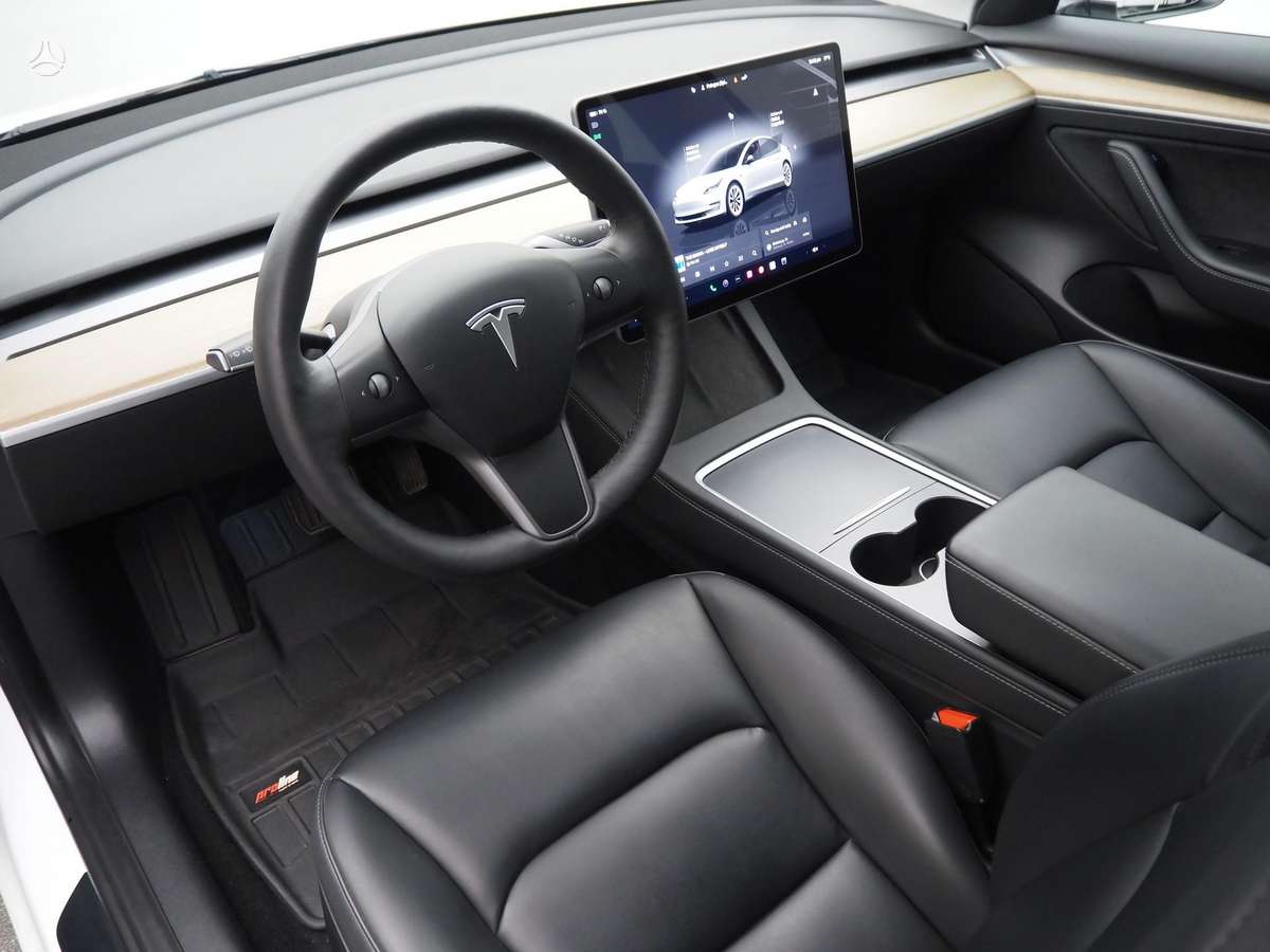 Tesla Model 3, Седан