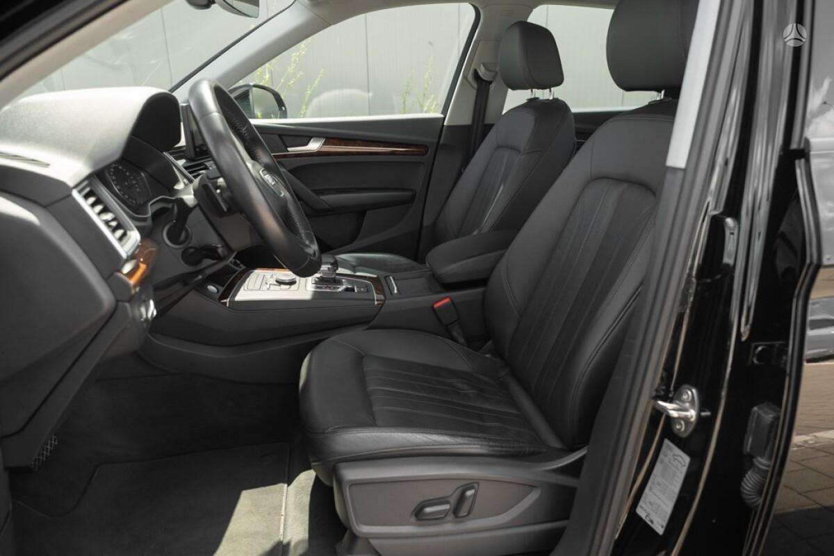 Audi Q5, 2.0 l., off-road / crossover
