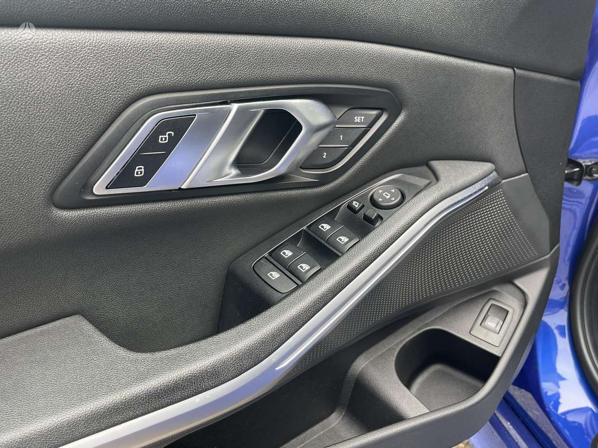 BMW 330, 2.0 l., Седан