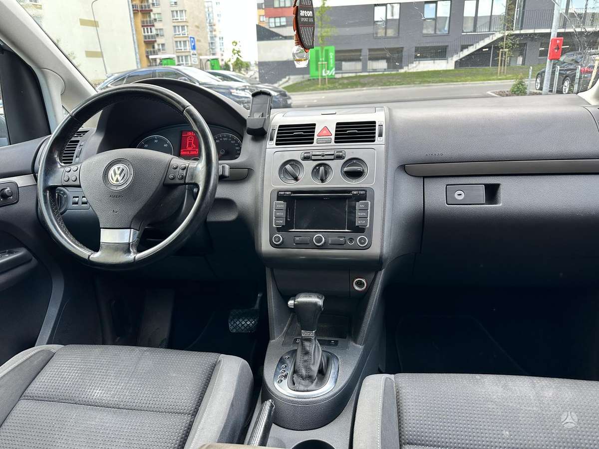 Volkswagen Touran - 11