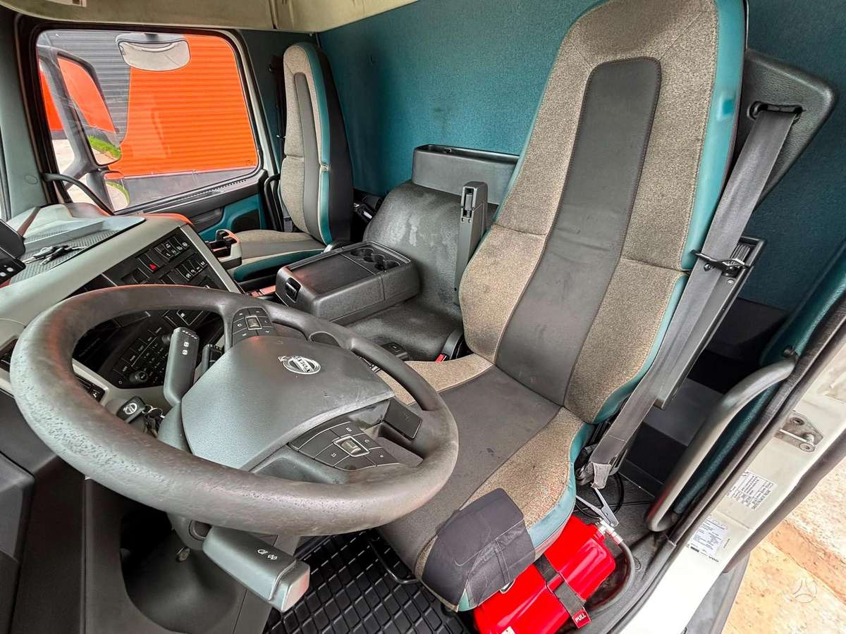 Volvo FM 330 4x2, с краном