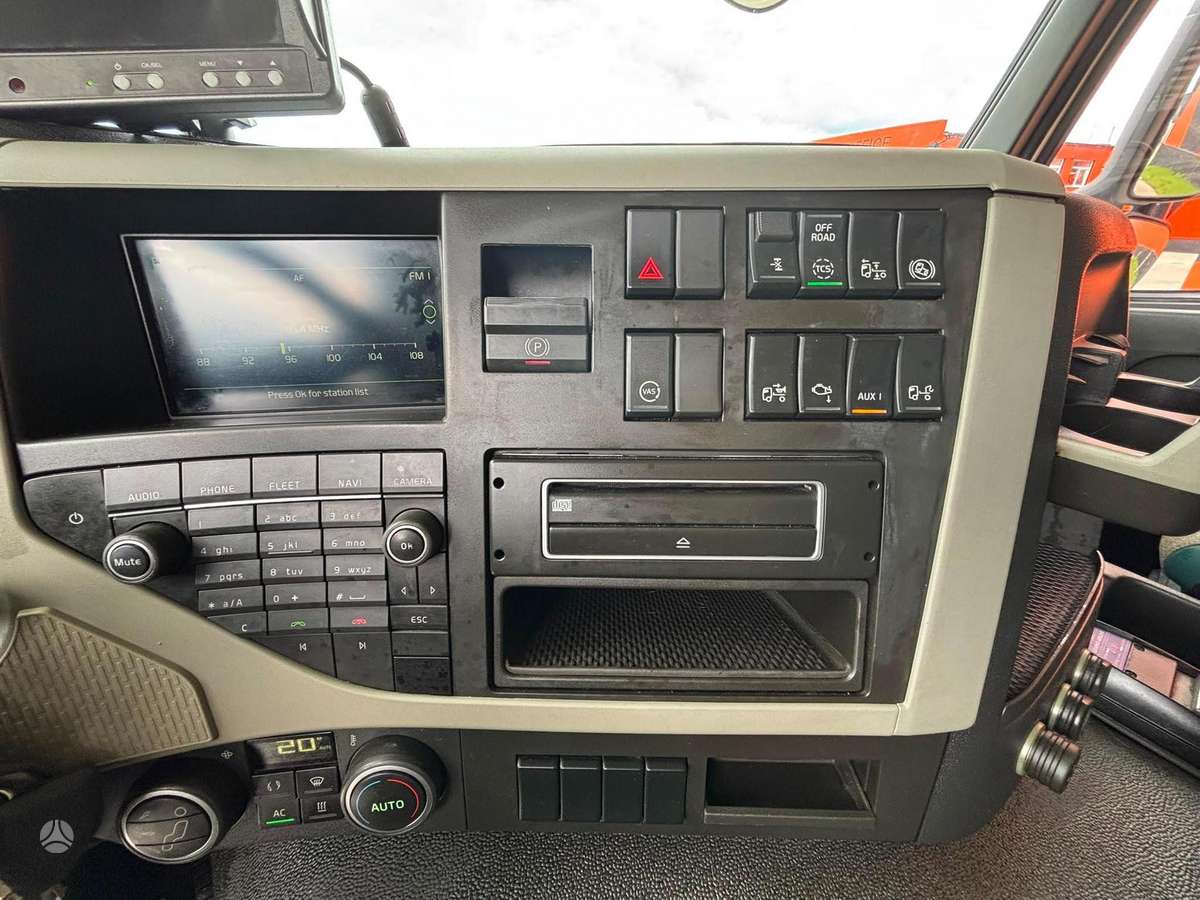 Volvo FM 330 4x2, su kranu