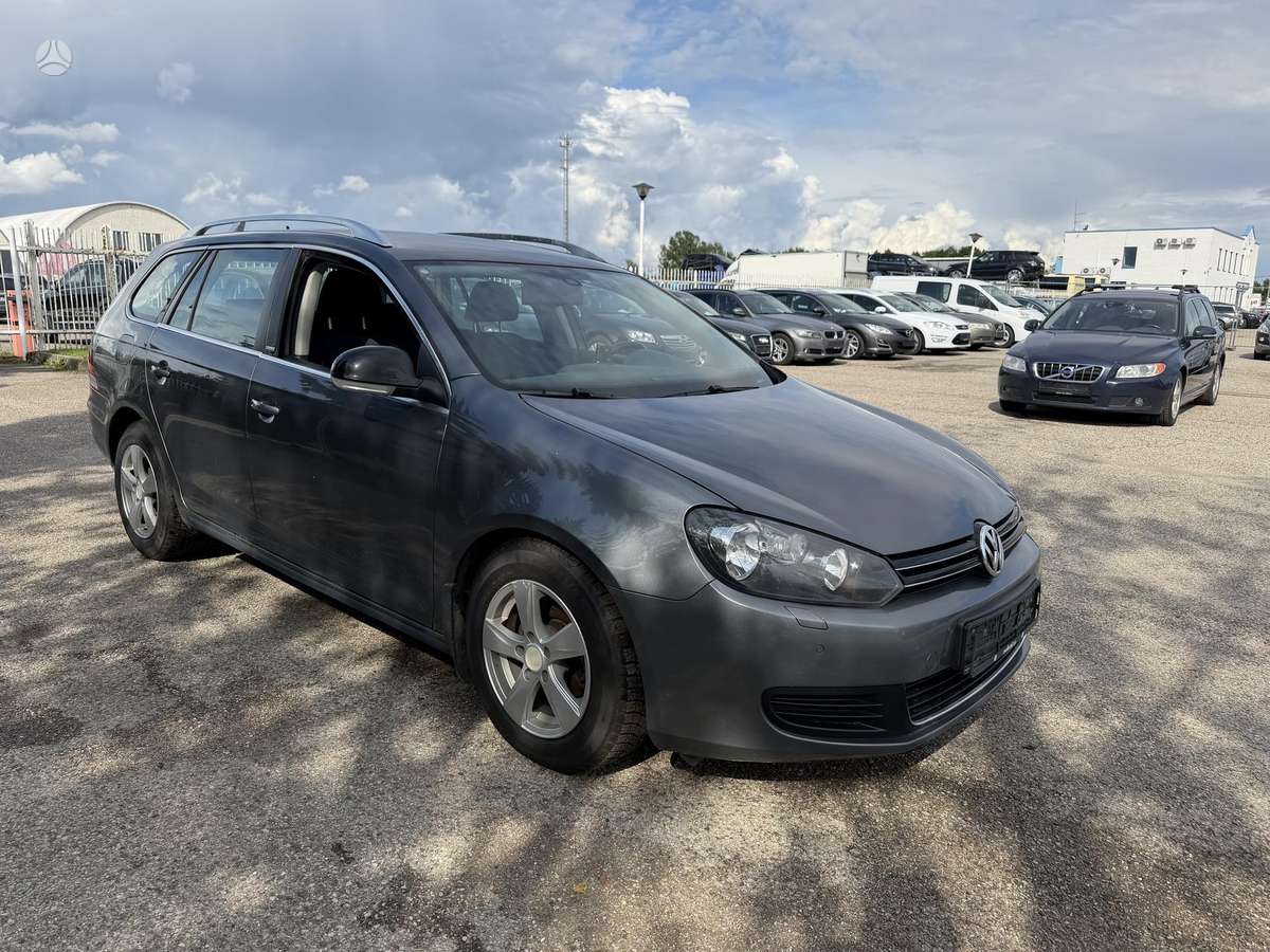 Volkswagen Golf - 1
