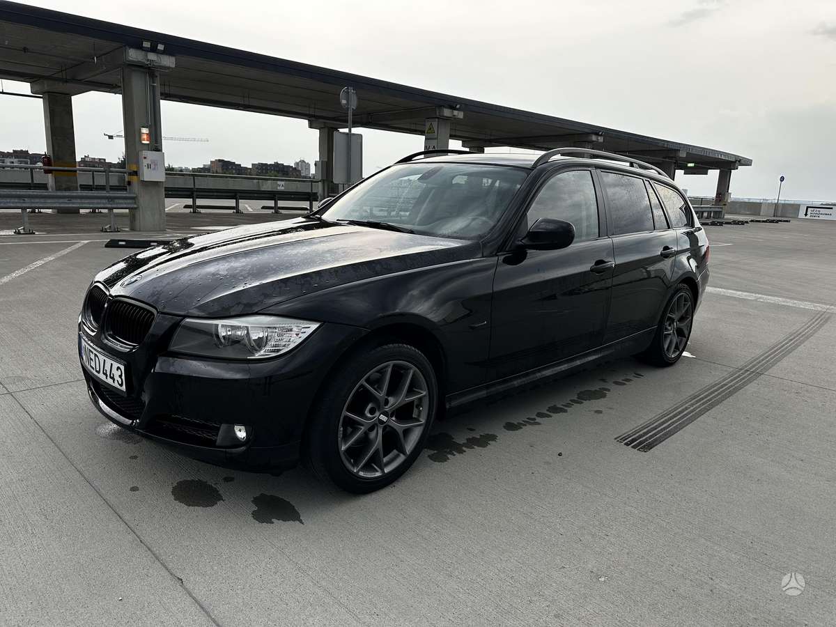 BMW 320, universalas