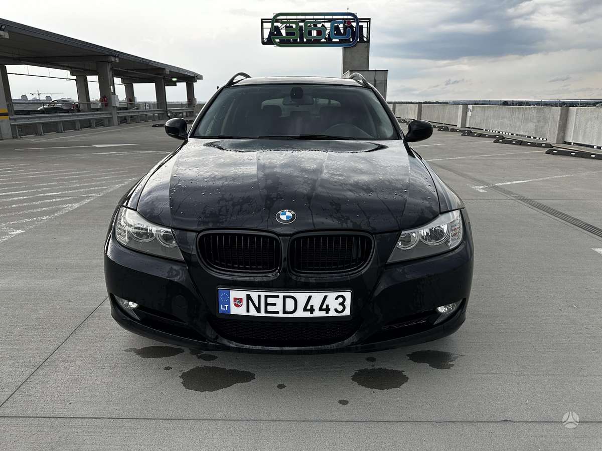 BMW 320, universalas