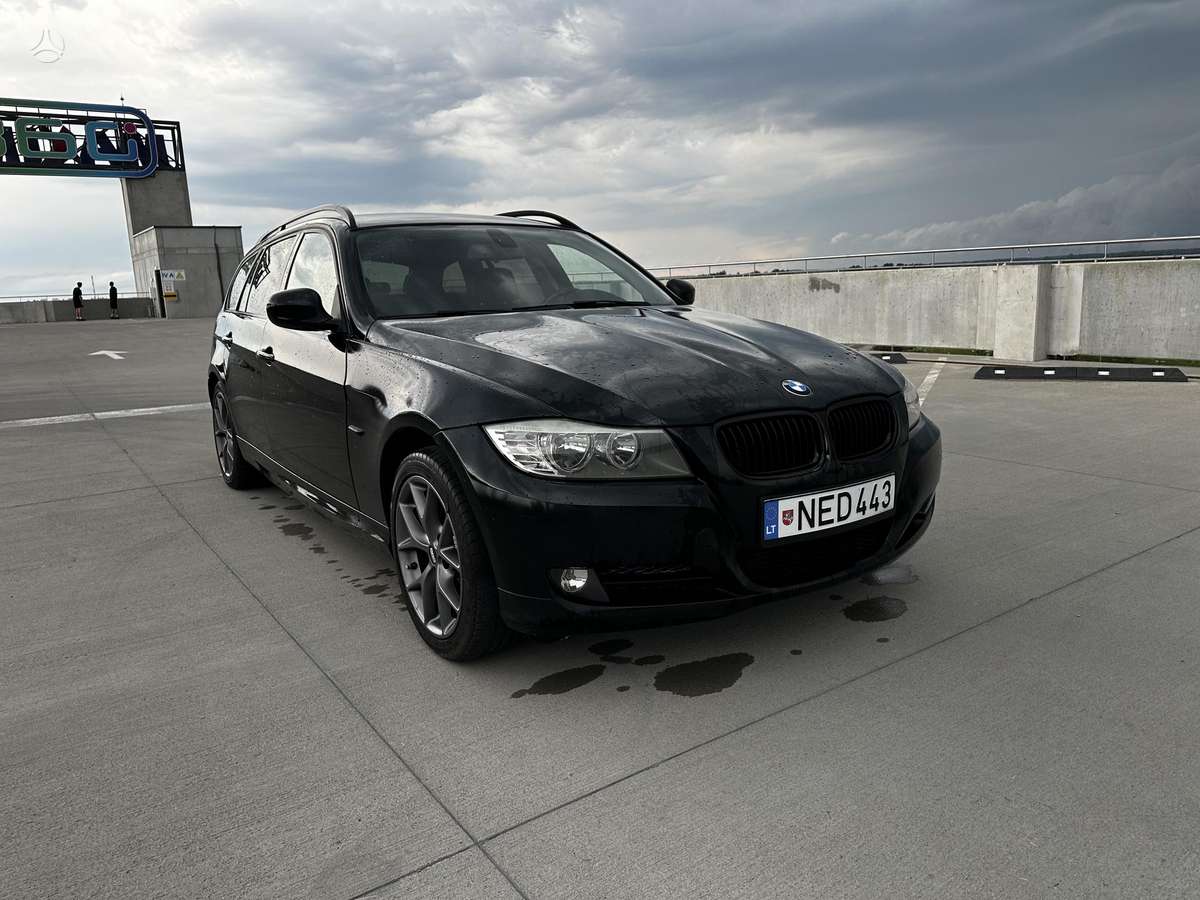 BMW 320, universalas