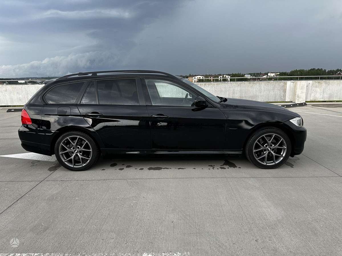 BMW 320, universalas