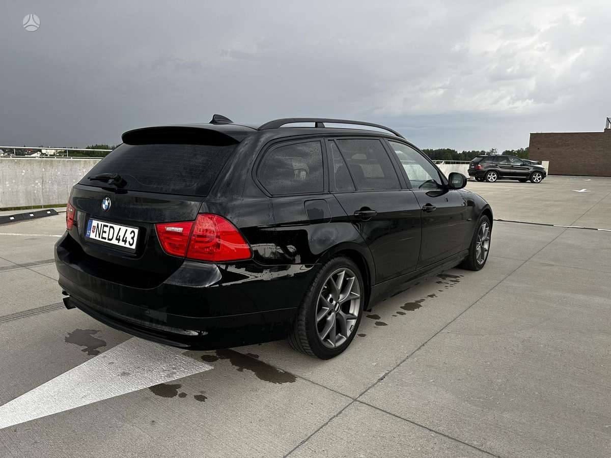 BMW 320, universalas