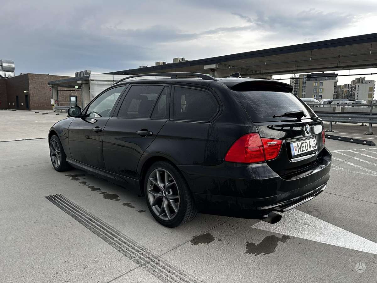 BMW 320, universalas