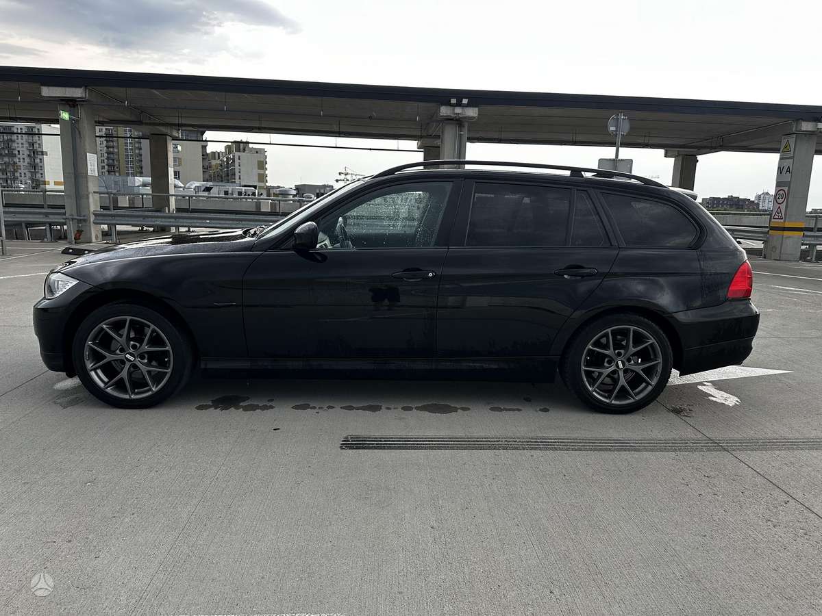BMW 320, universalas