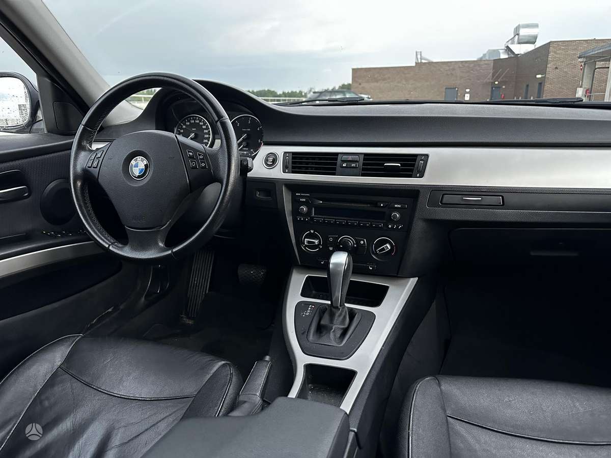 BMW 320, universalas