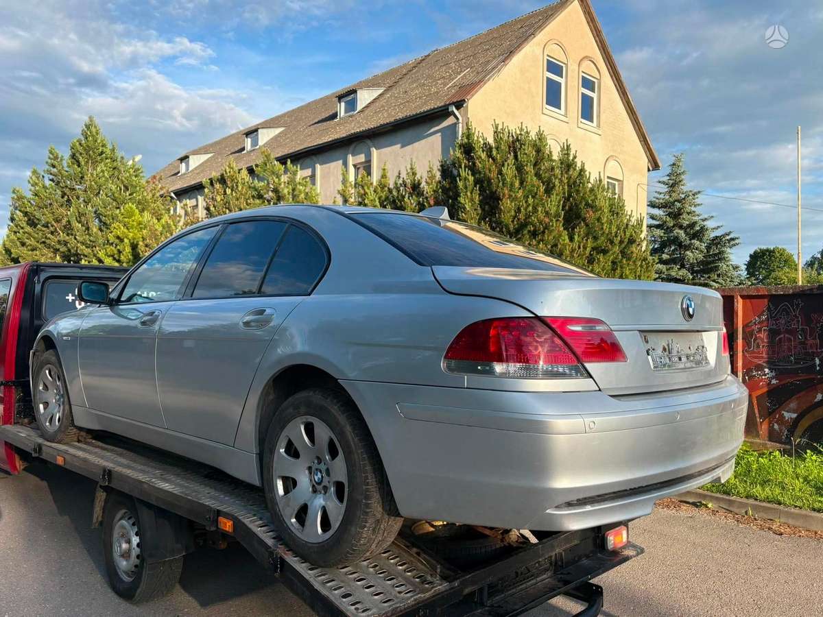 BMW 730 Dalimis yra ir 745 bendzinas