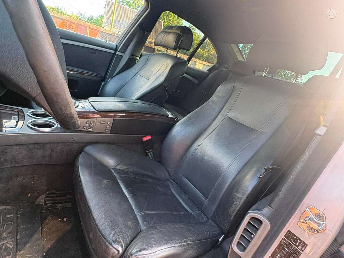 BMW 730 Dalimis yra ir 745 bendzinas