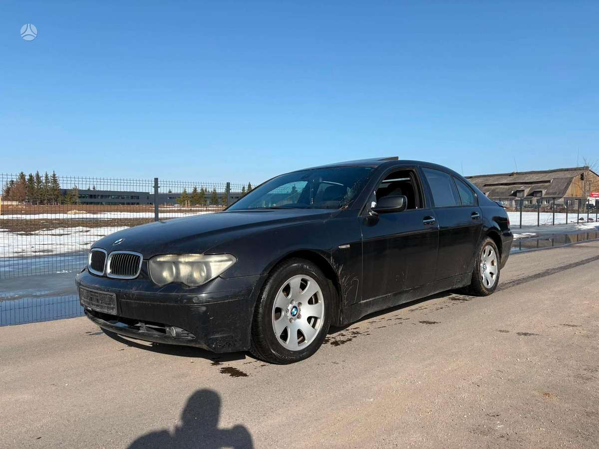 BMW 730 Dalimis yra ir 745 bendzinas