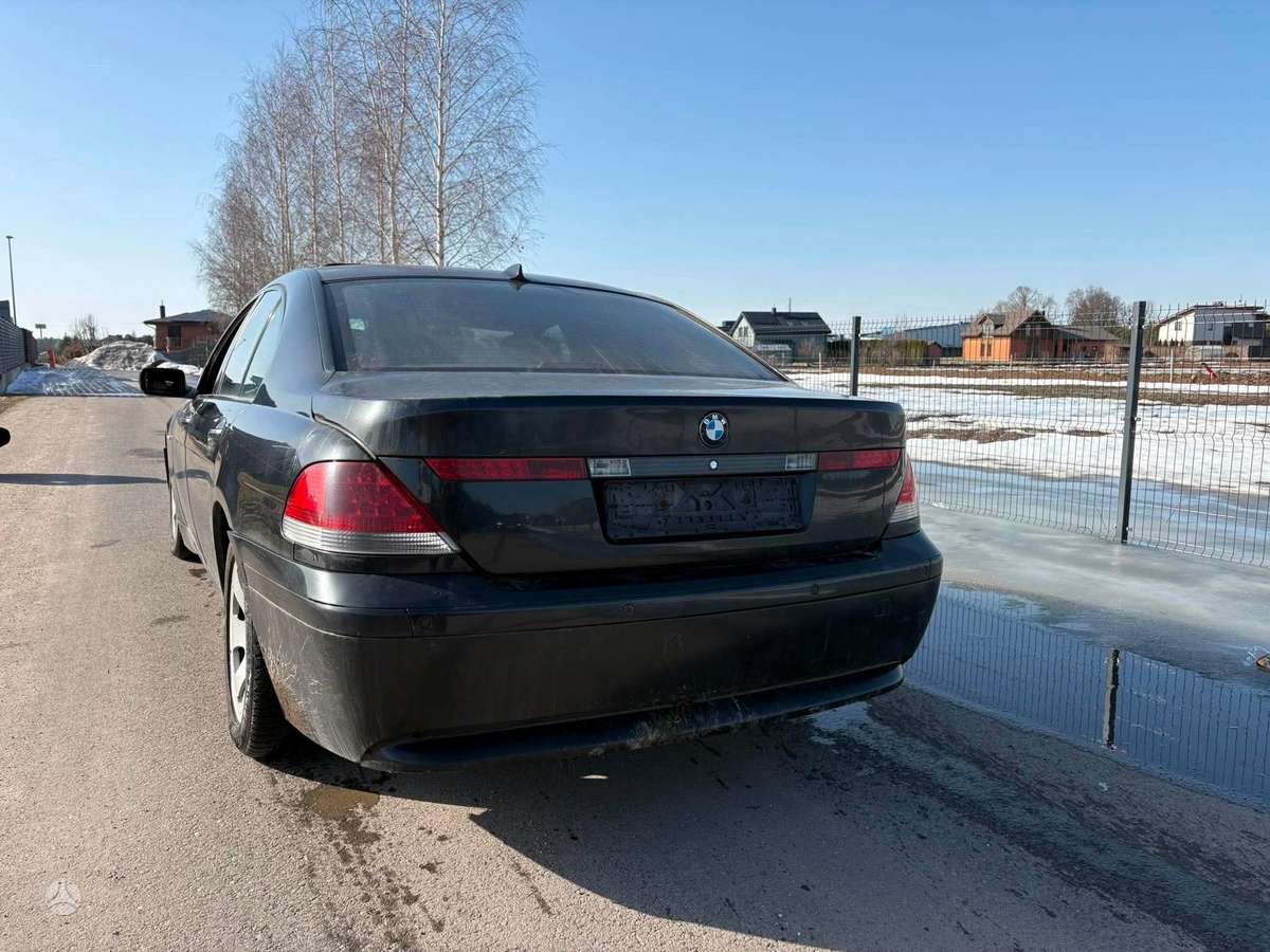 BMW 730 Dalimis yra ir 745 bendzinas
