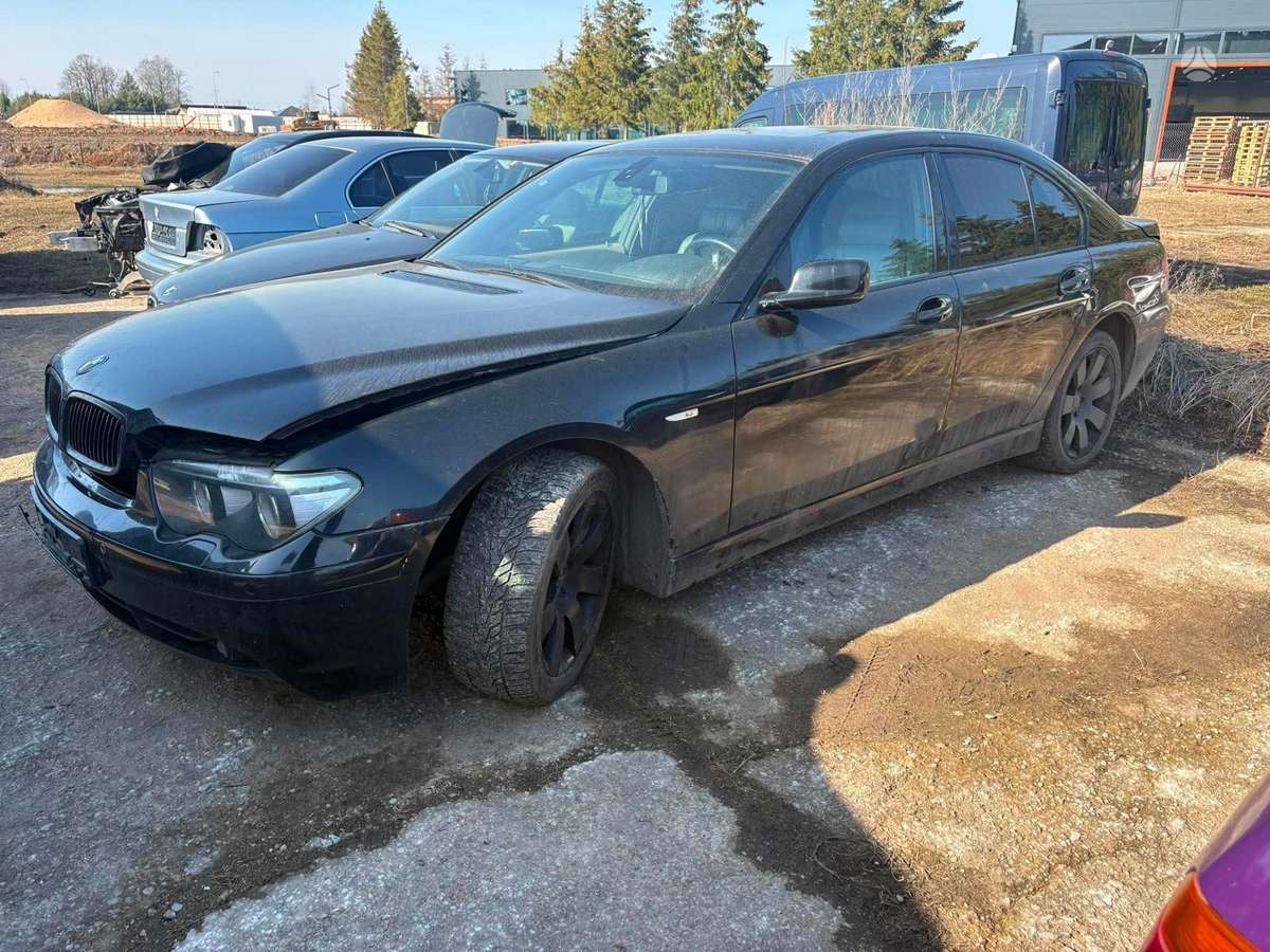BMW 730 Dalimis yra ir 745 bendzinas