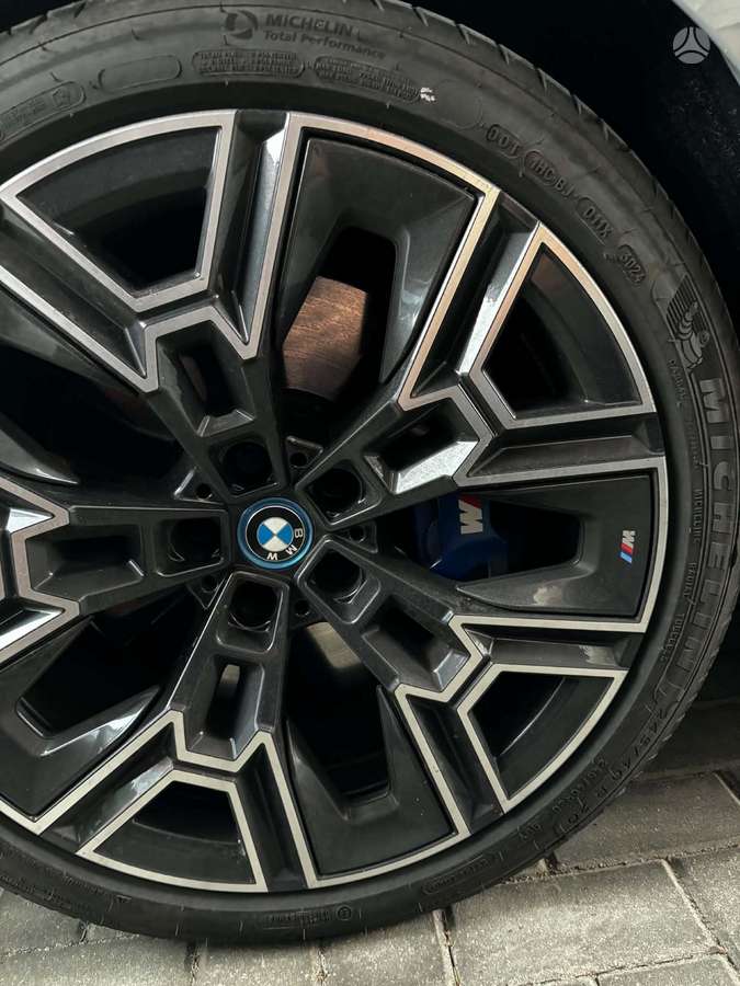 BMW i5, universalas