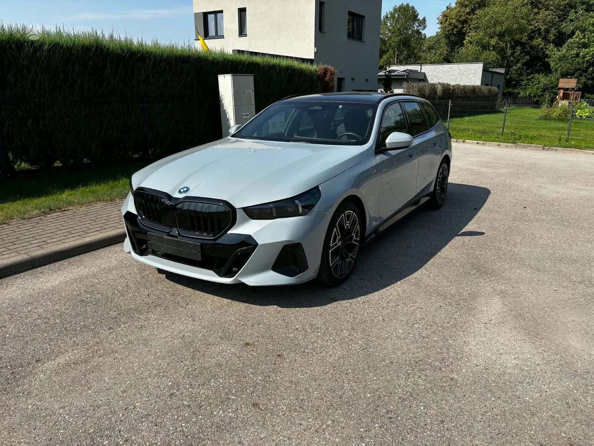 BMW i5, universalas