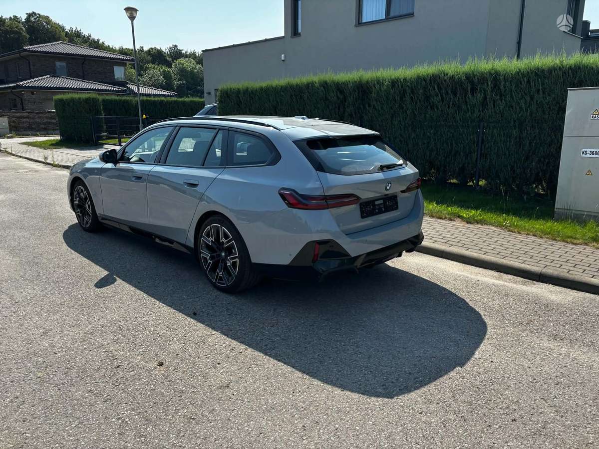 BMW i5, universalas