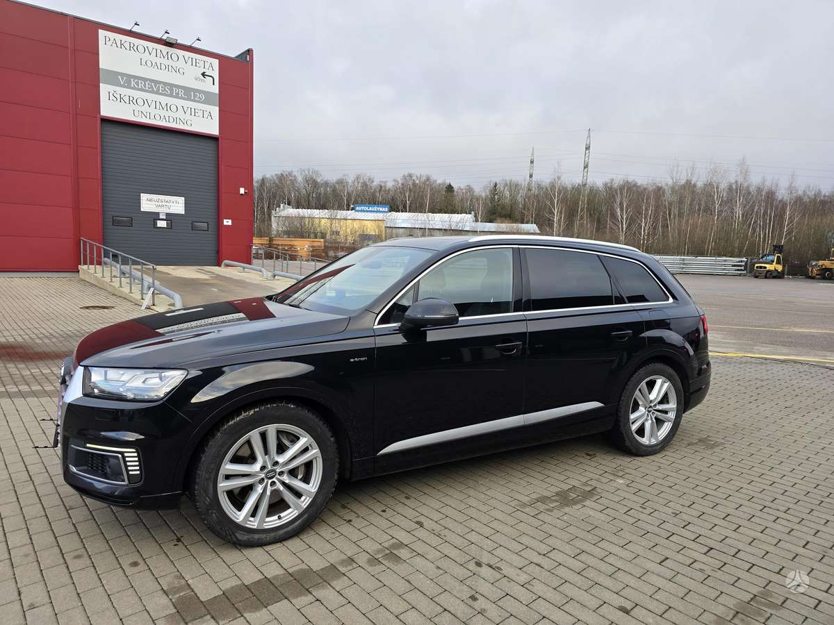 Audi Q7 e-tron, 3.0 l., off-road / crossover