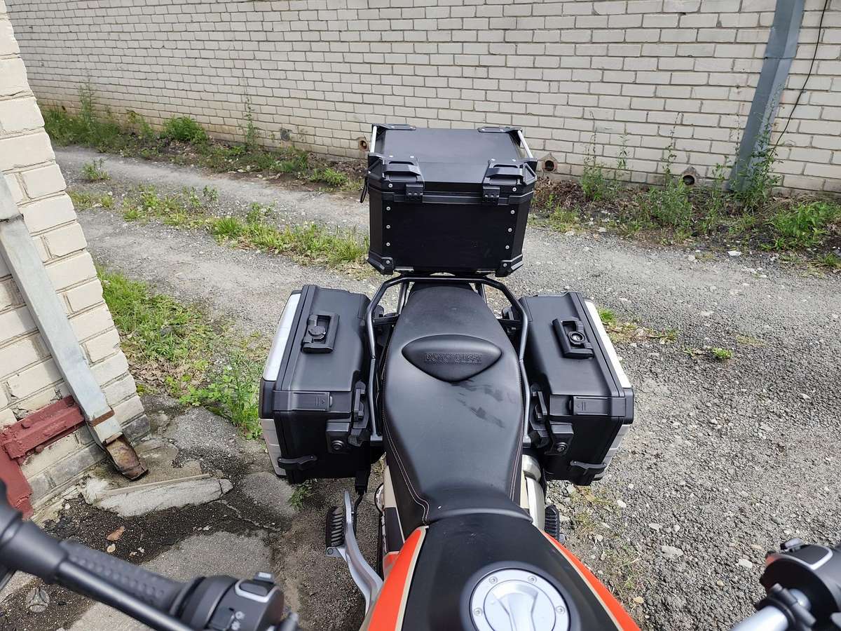 Moto Guzzi V85 TT  853cc, enduro / adventure